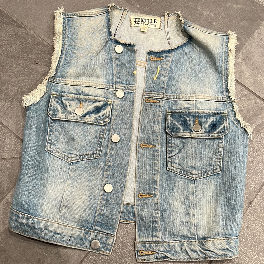 Denim vest 🌙 Vintage Vibe 💙 High quality - well made and rare to find nowadays